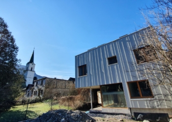 Der Neubau im Innenhof der Marktstraße 20 in Hohenems trägt schon seine moderne Fassade. Die Fertigstellung ist für März geplant.