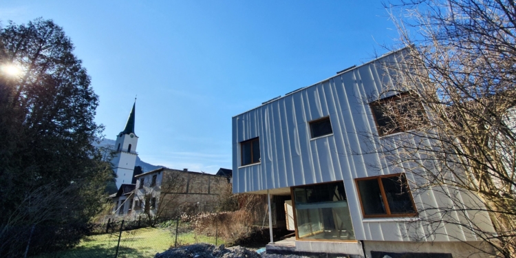 Der Neubau im Innenhof der Marktstraße 20 in Hohenems trägt schon seine moderne Fassade. Die Fertigstellung ist für März geplant.