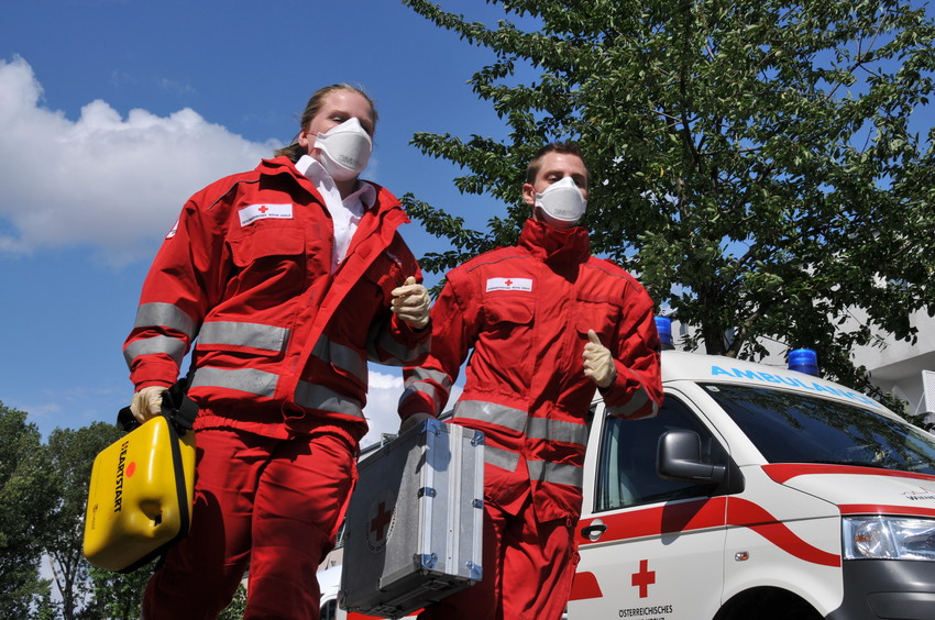 Das Rote Kreuz sucht ab sofort Menschen, die durch ein Labor nachgewiesen an Covid-19 erkrankt waren und nun wieder gesund sind. Diese Personen können Lebensretter für Covid-19-Patienten werden: „Die im Blutplasma von Genesenen vorhandenen Antikörper könnten schwer erkrankten Personen helfen, die Infektion zu besiegen“, erklärt der Medizinischer Leiter Prim. Univ. Doz. Dr. Peter Fraunberger, vom Blutspendedienst Vorarlberg. Das sogenannte Rekonvaleszentenplasma könnte zukünftig ein wichtiger Schritt in der Behandlung von Erkrankten sein.