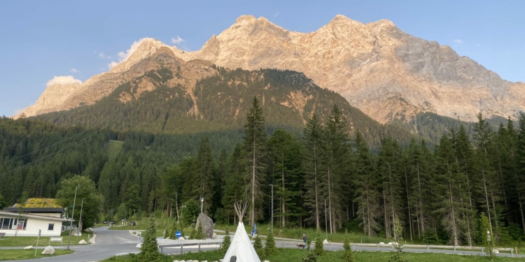 Ein herrlicher Ausblick von der Hotelterrasse auf die Zugspitze. © Bandi Koeck