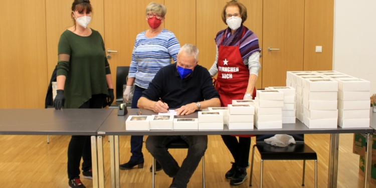 Beim Kekse verpacken: Sylvia Bürger, Rita Meusburger, Ideengeberin Anita Minatti vom familieplus-Team und Harald Minatti