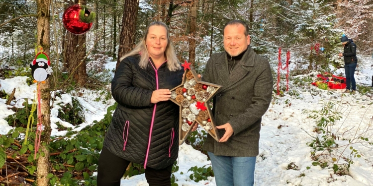 Melanie Loretz, Obfrau des familieplus-Teams Thüringen, und Bürgermeister Harald Witwer bei der Dekoration der ersten Thüringer Waldweihnacht.