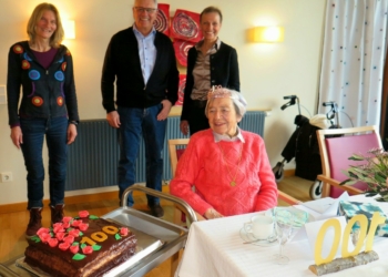 Frau Gertrude Linkesch (vorne). Hinten von links: Brigitte Gnadlinger (Servicestelle Pflege und Betreuung), Edgar Mayer, Margot Insam-Gstach (beide MOHI Feldkirch)