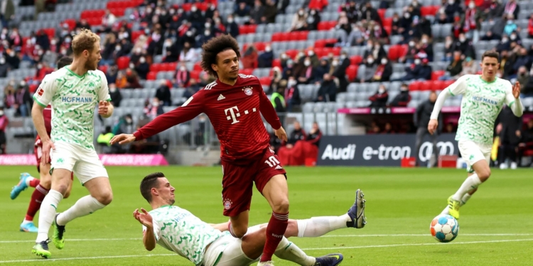 MUNICH, GERMANY - FEBRUARY 20: Leroy Sane of FC Bayern Muenchen is challenged by Nick Viergever of SpVgg Greuther Fuerth during the Bundesliga match between FC Bayern München and SpVgg Greuther Fürth at Allianz Arena on February 20, 2022 in Munich, Germany. (Photo by Alexander Hassenstein/Getty Images)