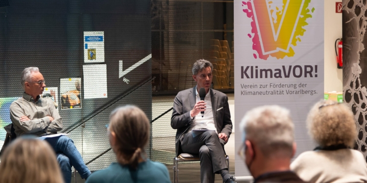 Christoph Drexel (li.) vom Verein KlimaVOR! sprach mit Johannes Türtscher (re.), Geschäftsführer der Vorarlberger Energienetze, und Adi Groß (nicht im Bild), Bundesrat der Grünen, über das Thema „Raus aus dem Gas“.