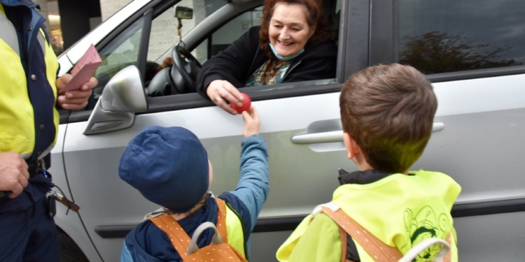 Für vorbildliches Fahrverhalten gab es einen Apfel © Gemeinde Rankweil