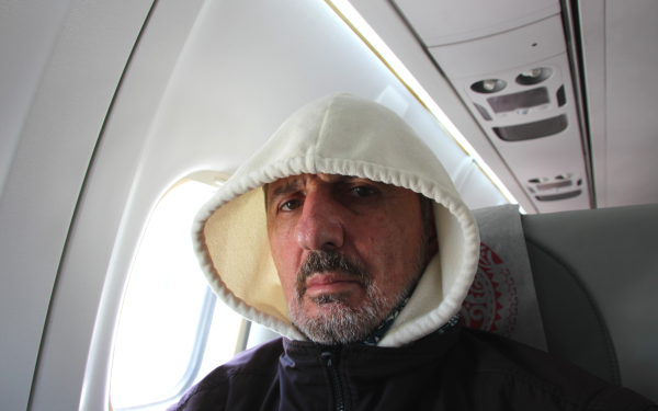 Autor Wolfgang Godai und die eisige Klimaanlage bei Air Tahiti