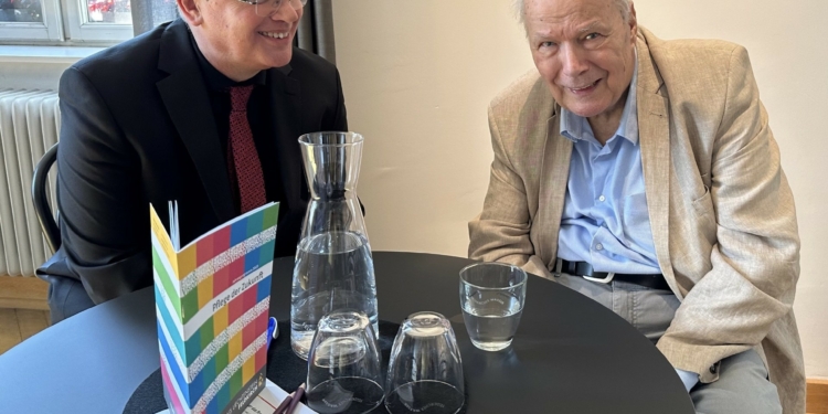 Karlheinz Albrecht mit seinem Nachfolger in der Stadtbibliothek Dt. Hans Gruber. Foto: Helmut Köck