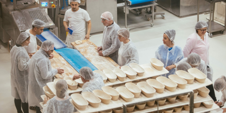 Alle Besucher der Brotpräsentation durften am 5.3. abends ihren eigenen Urdinkelschatz backen. Foto: Lisa Mathis