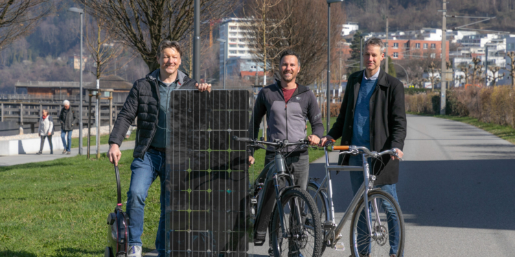 Alexander Moosbrugger (mo energy systems), Peter Gschliesser (PR Stromkreis Elektrotechnik GmbH) und Gerold Strehle (Büro für Architektur und Umweltgestaltung) präsentieren eine kosteneffiziente Lösung für PV-Radwege. (Foto: Matthias Weissengruber)