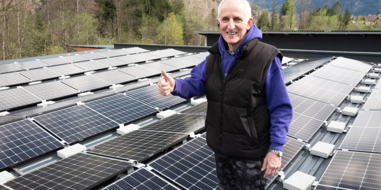 Elmar Stüttler, Obmann und Gründer von Tischlein deck dich, freut sich über die leistungsstarke PV-Anlage mit Stromspeichern und E-Auto-Ladestationen. Foto: Hansesun