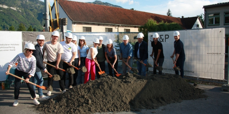 Die Allgemeinmediziner:innen Johanna Dreibholz (7.v.l.), Christine Spiegel-Bimmer (5.v.l.), Mathias Gretler (2.v.r.) und Christine Schwärzler (nicht im Bild) beim gemeinsamen Spatenstich mit aks Präsident Harald Schlocker (3.v.r), aks Geschäftsführer Georg Posch (4.v.r.), aks Prokurist Martin Berthold (2.v.l.) und Rainer Gebhard, Architekturbüro JK&P (6.v.r.), David Nussbaumer, Kaufmann Zwei (1.v.r.) Lars Schroff, Kaufmann Zwei (3.v.l.) mit Ordinationsassistentinnen & Kolleginnen und Kollegen. Foto: AKS