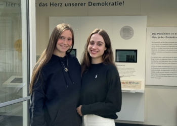 Alexa aus Hohenems und Sarah aus Bregenz betreuten die Interessierten vor Ort. Fotos: Bandi Koeck