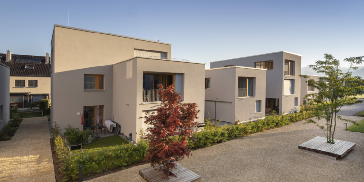 Die Wohnanlage „im Bergäcker“ in Feldkirch-Nofels gewinnt durch ihre offene Außenraumgestaltung an Wohnqualität und macht den Weg frei für Nachbarschaften. Foto: Petra Rainer