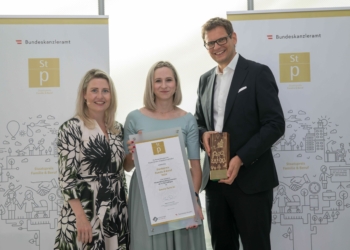 Familienministerin Susanne Raab (l.) überreichte den Staatspreis an CEO Roland Comploj und Perrine Getzner. Bildquelle: Harald Schlossko
