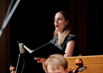 Die Mezzosopranistin Sarah Kling übernimmt bei „Pierrot Lunaire“ von Schönberg und Tsoupaki die Solostimme. Foto: Victor Marin