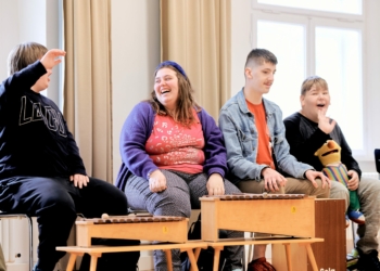 Mit Freude studieren Menschen mit und ohne Behinderung das Konzertprogramm für „Musik Inklusiv(e)“ ein. Fotos: Victor Marin