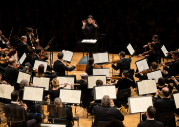 Chefdirigent Michael Sanderling leitet das Luzerner Sinfonieorchester anlaesslich dem Klavierfestival Le Piano Symphonique. (Luzerner Sinfonieorchester/Philipp Schmidli)