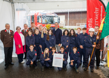 OF Röthis Fahrzeugsegnung und Fahnenweihung der Feuerwehrjugend. Foto: Zellhofer