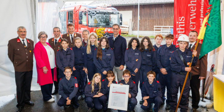 OF Röthis Fahrzeugsegnung und Fahnenweihung der Feuerwehrjugend. Foto: Zellhofer