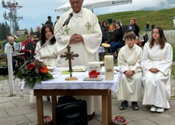 Pfarrvikar Stefan Biondi freute sich, so viele Gäste begrüßen zu dürfen. Fotos: Helmut Köck