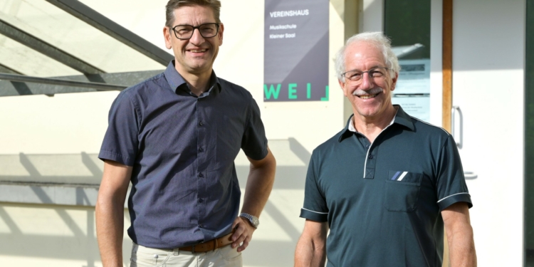 Der neue Musikschulleiter Markus Ellensohn (l.) mit seinem Vorgänger Ingold Breuss © Marktgemeinde Rankweil/ Kevin Zimmermann