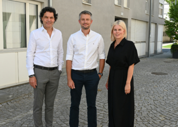 Bürgermeister Manfred Rädler mit Dr. Stephan Wille-Angerer und Stadträtin Julia Berchtold vor der zukünftigen Ordination. Foto: Stadt