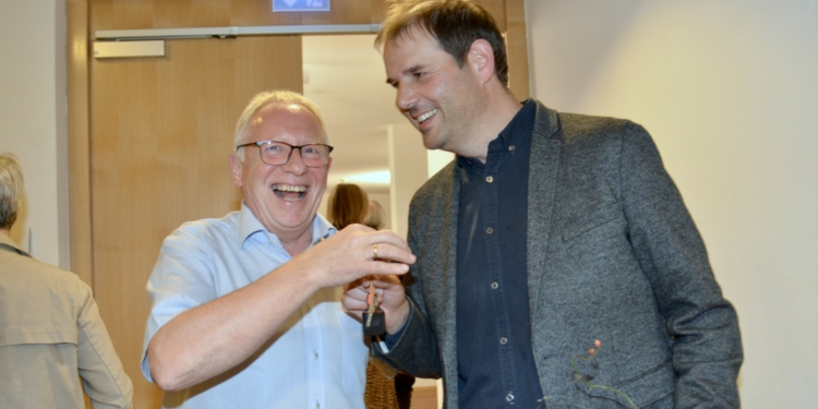 Christian Kopf & Christof Abbrederis, neuer GF Bildungshaus Batschuns Schlüsselübergabe. Foto: Ingrid Ionian