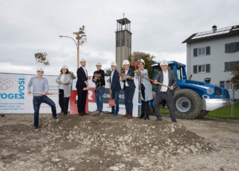 Hatten sichtlich Spaß beim Spatenstich (v. l. n. r.): Johannes Flatz und Angelika Rübenak von Rhomberg Bau, Landesrat Mag. Marco Tittler, Robert Kofler (Kofler Baustatik), Martin Summer (Rhomberg Bau), VOGEWOSI-Geschäftsführer Dr. Hans-Peter Lorenz, Architektin Dipl.-Ing. Susanne Gaudl und Martin Schuler (Rhomberg Bau). ©Land Vorarlberg/C. Hefel