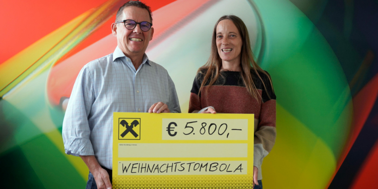 Herbert Windhager von SOLA übergibt 5.800 Euro an Martina Elbs für schwerkranke Kinder in Vorarlberg. Foto: SOLA