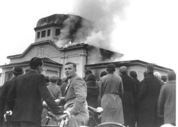 ZuseherInnen vor der brennenden Zeremonienhalle auf dem jüdischen Friedhof Graz, 10. November 1938 (Foto: Universalmuseum Joanneum Graz/ Multimediale Sammlungen)