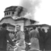 ZuseherInnen vor der brennenden Zeremonienhalle auf dem jüdischen Friedhof Graz, 10. November 1938 (Foto: Universalmuseum Joanneum Graz/ Multimediale Sammlungen)