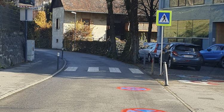 Die neue Straßenmarkierung vor der VS Levis. Foto: Stadt Feldkirch