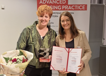 © KHBG: Überreichung des Innovationspreis des ANP Award Austria (Advanced Nursing Practice): Ruth Giesinger, Diplomkrankenpflegerin und Pflegeexpertin (APN) Diabetes Care & Claudia Mathis, MSc, 
Stellvertretende Pflegedirektorin des LKH Feldkirch