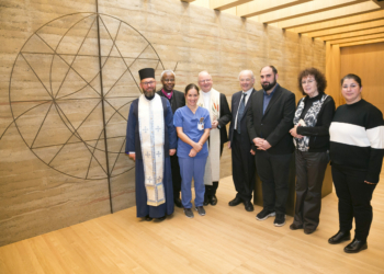 Repräsentant:innen der Konfessionen und Religionsgemeinschaften in Vorarlberg
Von links nach rechts: 
Nikola Balovic, von der Serbisch-Orthodoxen Kirche,
Johannes Okoro von der Altkatholischen Kirche,
Susanna Erdei von der Israelitischen Kultusgemeinde,
Bischof	Benno Elbs von der Katholische Kirche Vorarlberg,	
Michael Meyer von der Evangelischen Kirche, 
Mag. Ahmet Ayne von der Islamischen Religionsgemeinde, 
Angelika Bonyadi von der Bahai-Religion,
Nevin Nebat von der Alevitischen Glaubensgemeinschaft
© Mathis Fotografie