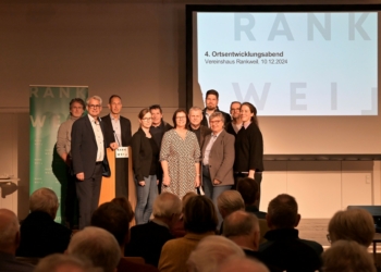 V.l.n.r.: Architekt Wolfgang Schmieder, Vorstandsdirektor der Raiffeisenbank Richard Erne, Projektentwickler Günther Ammann, Landschaftsarchitektin Karen Flügel, Alexander Pixner (VOGEWOSI), Bgm. Katharina Wöß-Krall, Architekt Dietmar Walser, Bosse Danielsen und Irmgard Huber (beide Mohrenbrauerei), Architekt Rene Bechter (Baumschlager Hutter Architekten) und Marcella Zauner (Marktgemeinde Rankweil). Foto: Gemeinde/Zimmermann