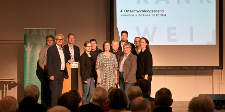 V.l.n.r.: Architekt Wolfgang Schmieder, Vorstandsdirektor der Raiffeisenbank Richard Erne, Projektentwickler Günther Ammann, Landschaftsarchitektin Karen Flügel, Alexander Pixner (VOGEWOSI), Bgm. Katharina Wöß-Krall, Architekt Dietmar Walser, Bosse Danielsen und Irmgard Huber (beide Mohrenbrauerei), Architekt Rene Bechter (Baumschlager Hutter Architekten) und Marcella Zauner (Marktgemeinde Rankweil). Foto: Gemeinde/Zimmermann