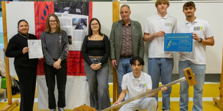 Monika Madl, Tamara Kanz und Sophia Jung (der Hof), Michael Weber, Semih Özalp (kniend), Maximilian Fuchs und Luca Fleisch (LillY). Foto: hak has fk