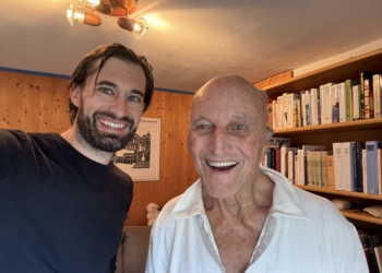 Der Podcaster Bandi Koeck (links) mit Prof. Gerhard Wanner vor seiner Vorarlbergensien-Bibliothek im Domizil Bazora. Foto: derpodcaster.com