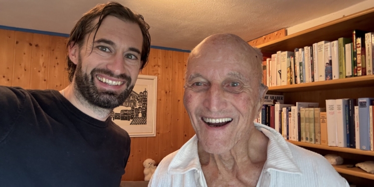 Der Podcaster Bandi Koeck (links) mit Prof. Gerhard Wanner vor seiner Vorarlbergensien-Bibliothek im Domizil Bazora. Foto: derpodcaster.com