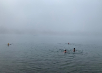 Die Paspelsseen sind der ideale Ort für Winterschwimmer und Eisbader. Foto: Helga Bertschler