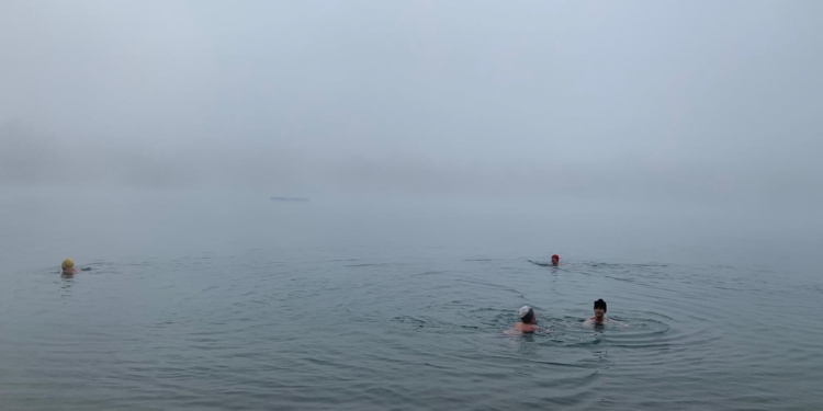 Die Paspelsseen sind der ideale Ort für Winterschwimmer und Eisbader. Foto: Helga Bertschler