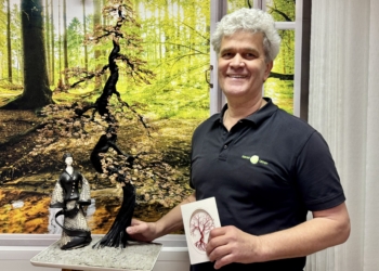 Manfred Stiegler mit seiner drahtigen Bonsai-Kunst. Foto: Bandi Koeck